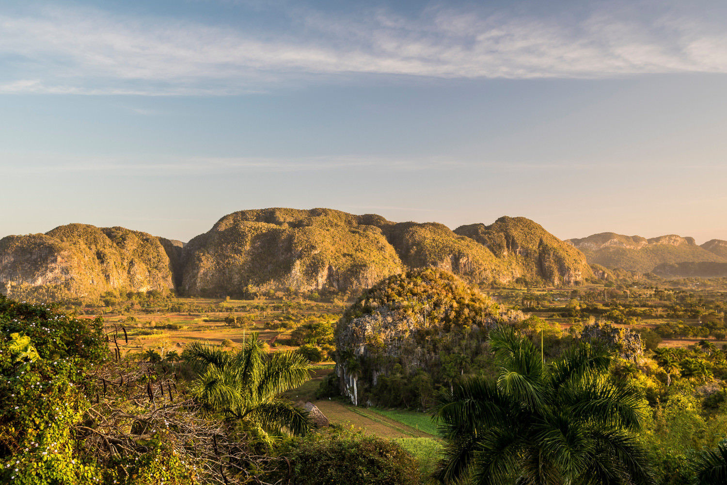 sunrise,at,the,hills,of,vi�ales,valley,in,cuba