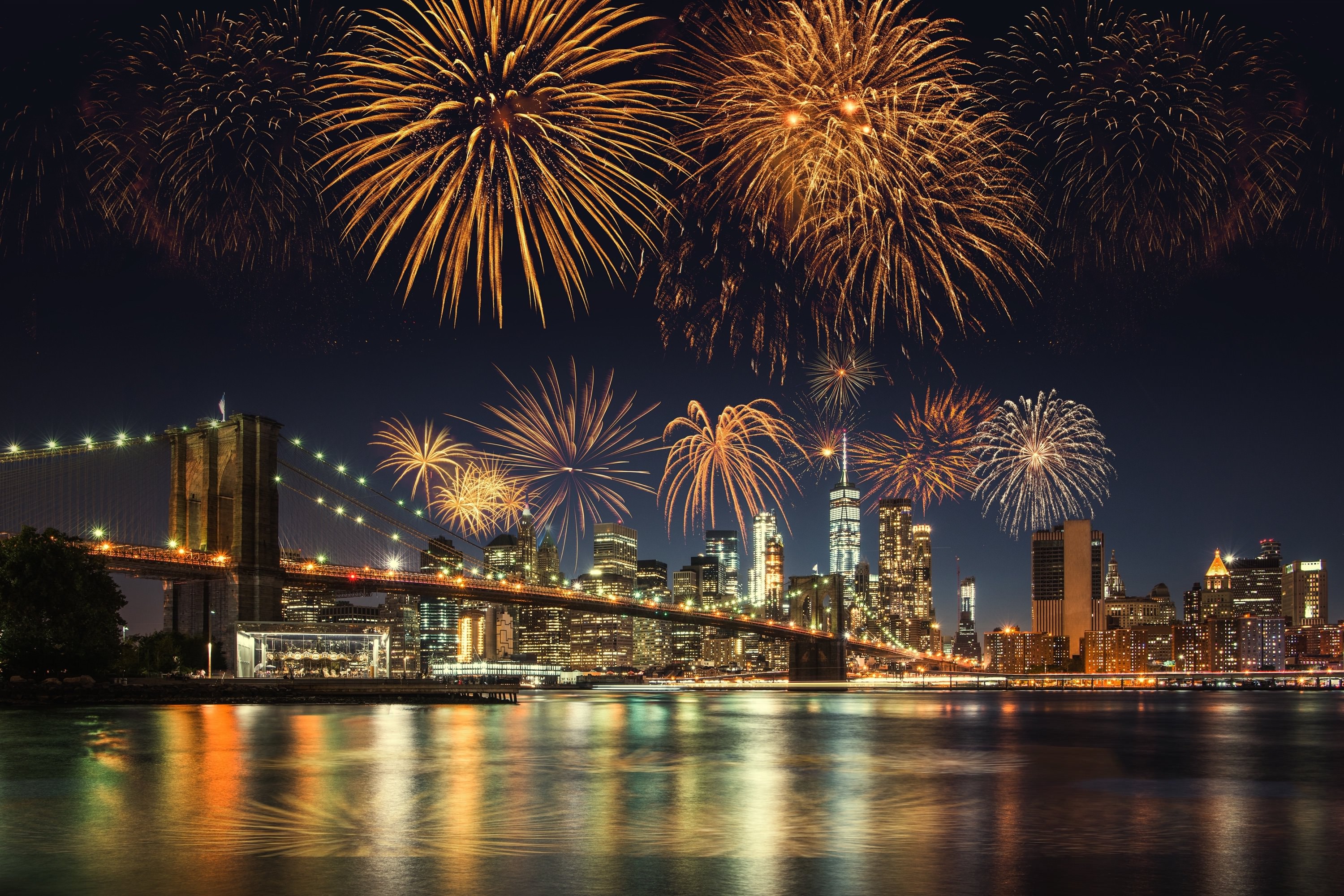 cityscape,of,manhattan,(new,york,city,,usa),with,fireworks