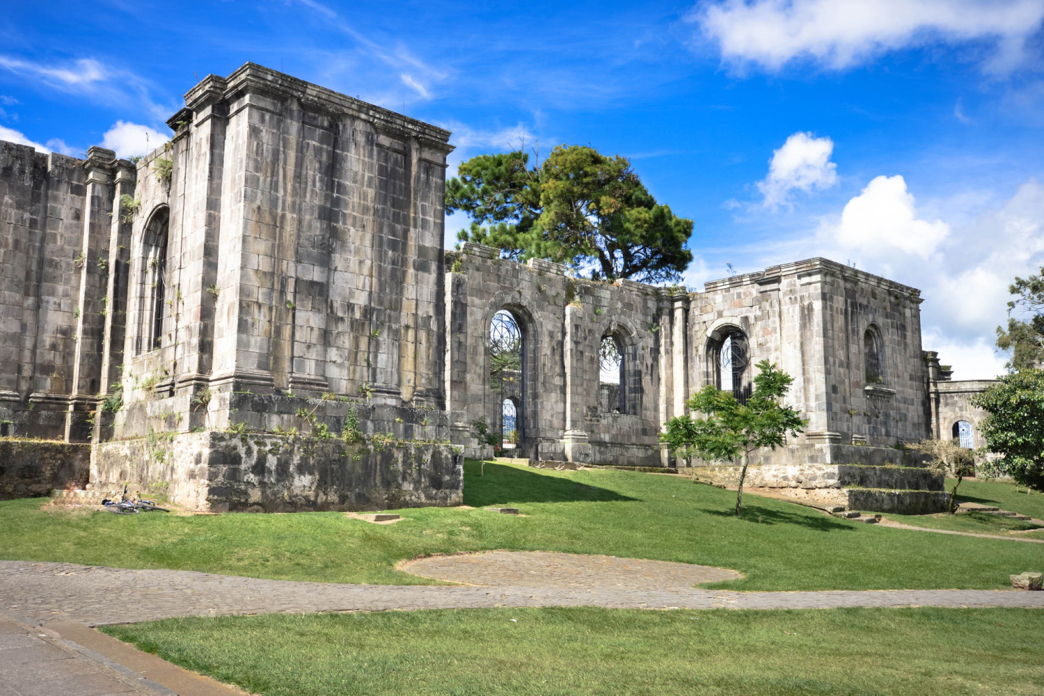 santiago,apostol,parish,ruins,in,the,city,of,cartago,,costa