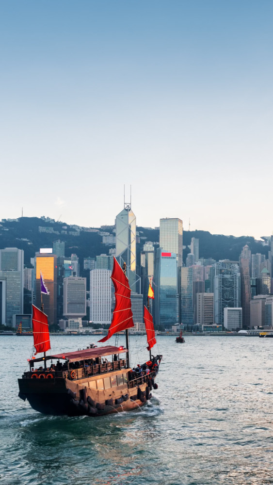 tourist,sailboat,crosses,victoria,harbor,from,kowloon,side,to,the