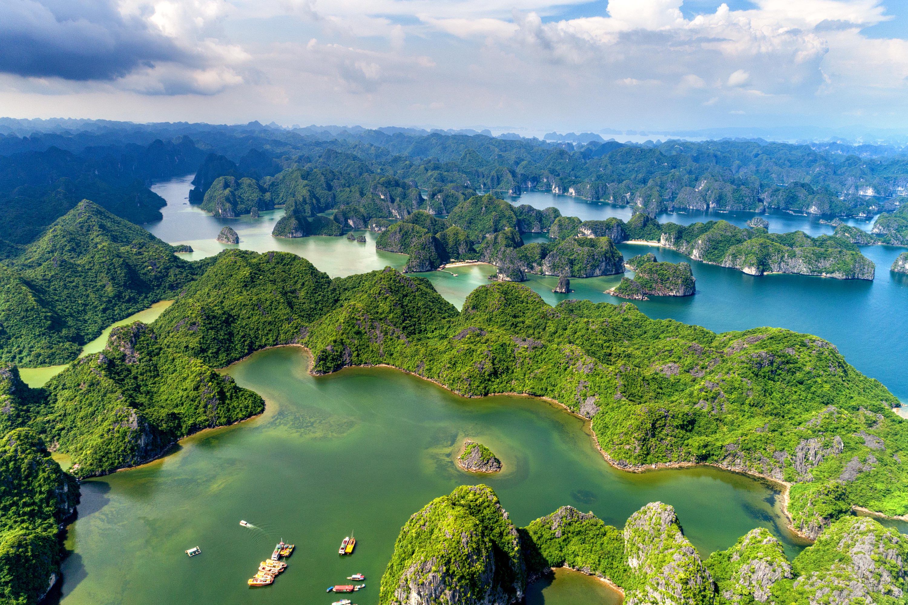 floating,fishing,village,and,rock,island,in,",lan,ha