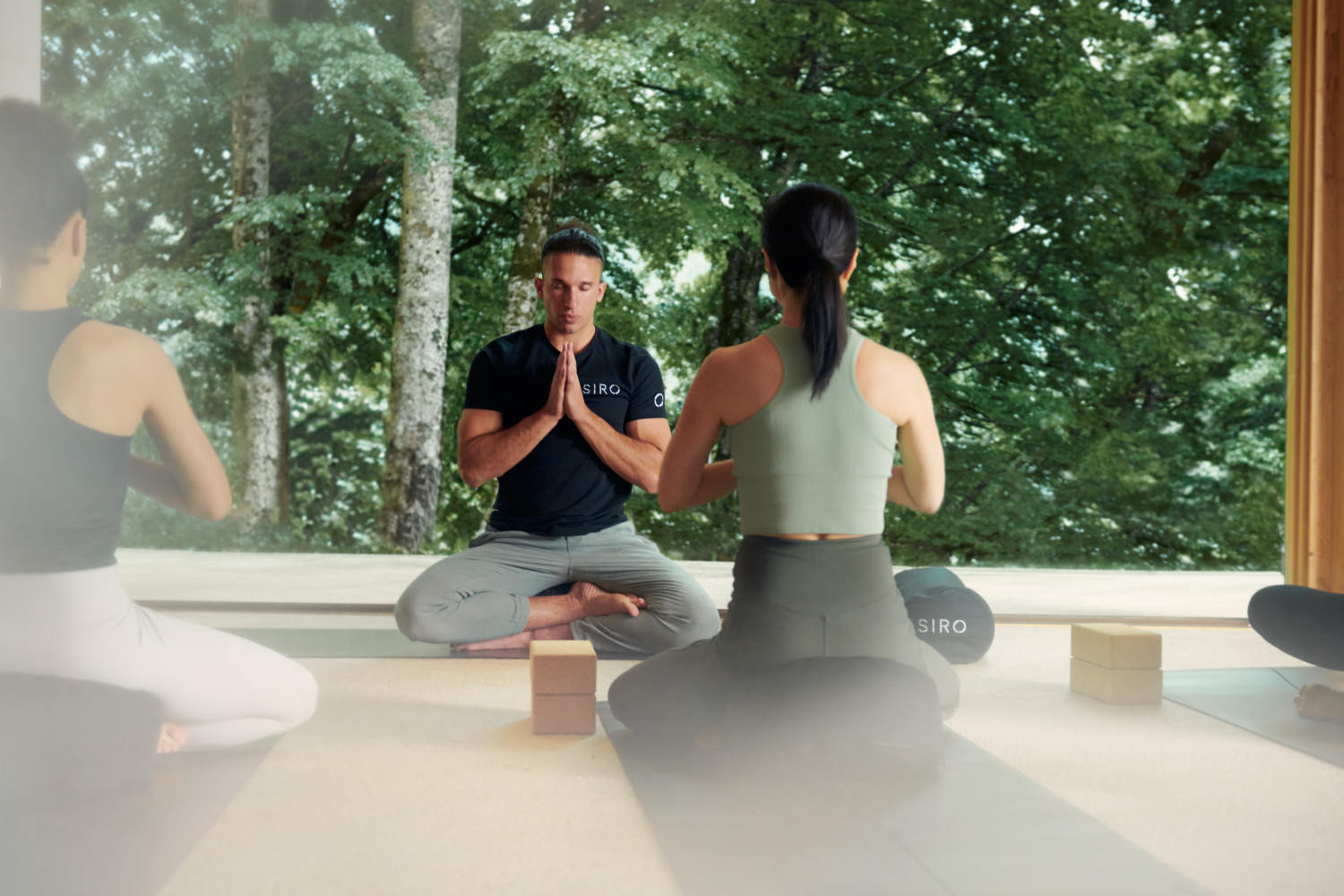 siro brandcampaign jonah yoga room 4940 1