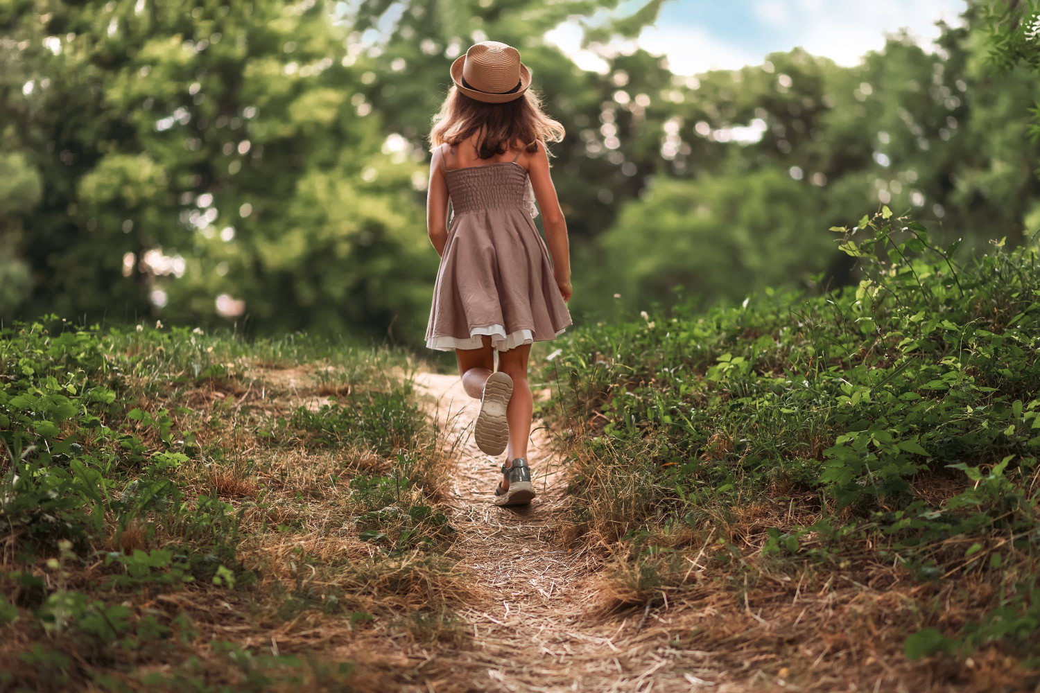 summer,school,holidays.,back,view,of,little,girl,in,a